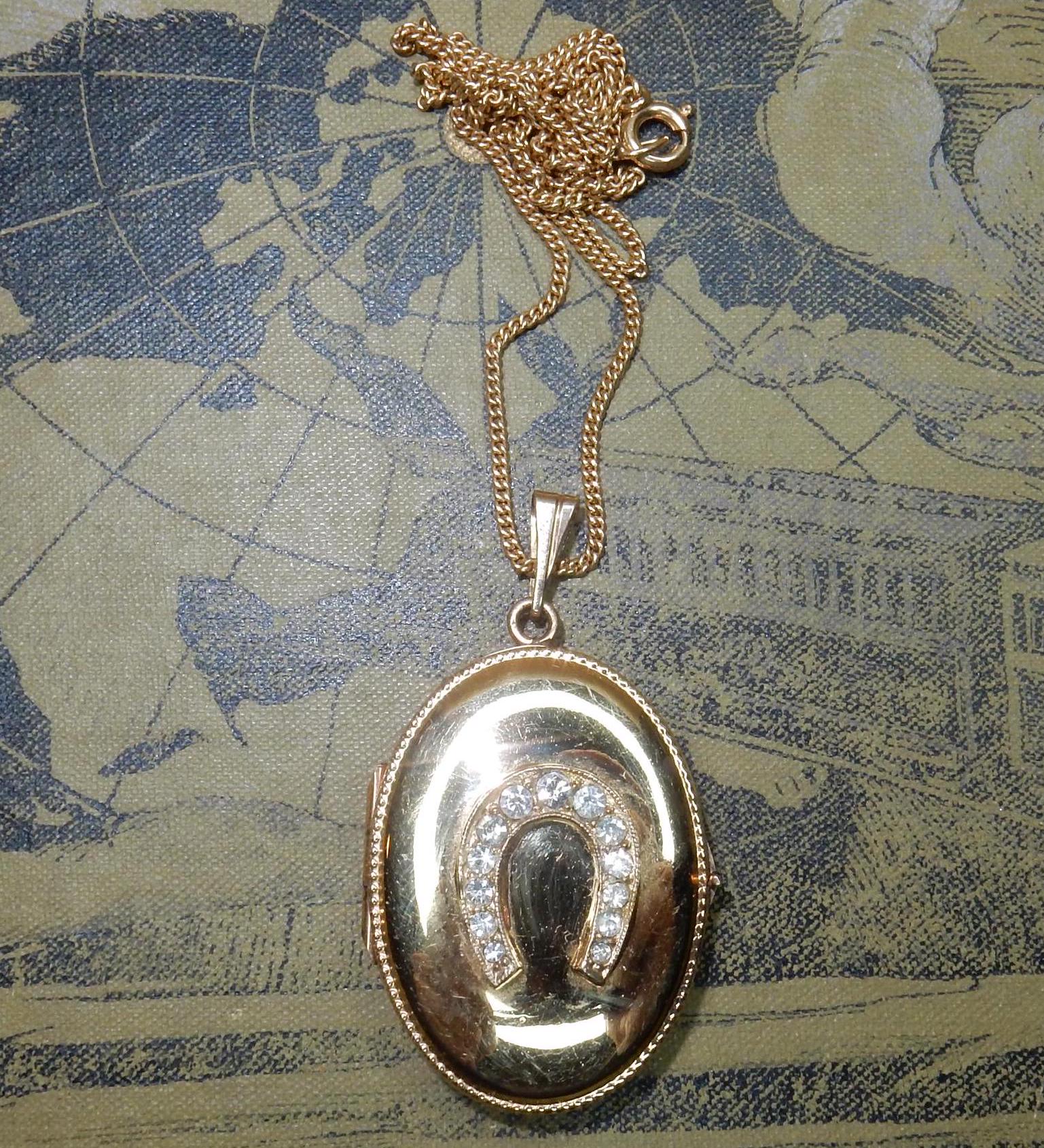 Médaillon pendentif camée en fer à cheval en onyx et or rose 18 carats sur France
