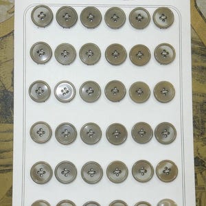ヴィンテージプラスチック製、古い在庫のグレーボタン、カード付き、36個
