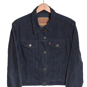 Op de afbeelding: Een donkerblauw corduroy denim jack met een knoopsluiting en twee voorzakken. Het jack heeft een Levi's logo op de zak.