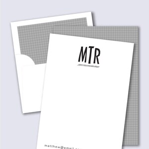 Conjunto de papelería personalizada de monograma de tres letras Sobres con revestimientos de coordinación de líneas de línea de línea de línea de revestimientos 28 Opciones de color de fuente