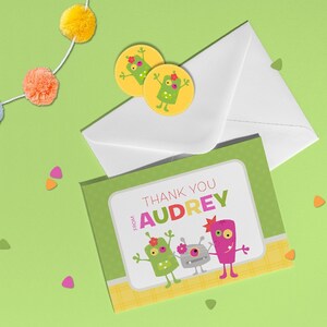女の子モンスターの子供用誕生日サンキューカード | 子供用パーソナライズノートカードとマッチする丸型ステッカー
