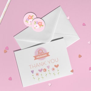 パーソナライズされたサンキューカード | ピンクのフラワーガーデンの誕生日パーティー、女の子へのサンキューカードとマッチする丸いステッカー
