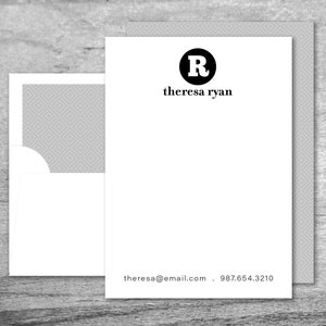 Monogramm Kreis personalisierte Briefpapier Set | Umschläge mit koordinierenden Linern | 28 Schriftfarbauswahl