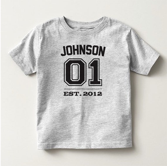 Nome e numero della squadra familiare T shirt per giovani o bambini T shirt con nome e numero della squadra in maglia Disponibile in 6 colori Etsy Italia