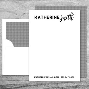 Conjunto de papelería personalizada de script de bloques ( Block Script Personalized Stationery Set ) Sobres con revestimientos de coordinación de líneas de línea de línea de línea de revestimientos 28 Opciones de color de fuente