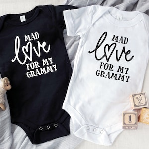 Mad Love für Grammy oder Grampy Baby Body | Liebe Grammy und Grampy Baby Body Suit | Erhältlich in 3 Farben