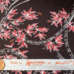 Może przedstawiać: Brązowy materiał z białym wzorem kwiatowym i białym tekstem, który brzmi "Chcę, aby mój syn uzdrowił się, pozbył się gniewu i otworzył swoje serce" oraz "Wish, by Valori Wells for Free Spirit Happy West".