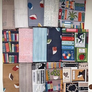 Może przedstawiać: Kolekcja materiałowych okładek na książki o różnych wzorach i wzorach. Niektóre okładki mają nadruki z motywami książkowymi, inne wyświetlają tekst, kompozycje kwiatowe i tytuły literackie, takie jak "Romeo i Julia". Okładki są prostokątne i złożone.