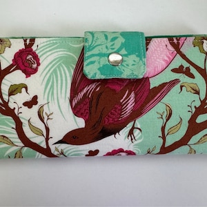 Carteira de tecido feita à mão em Tula Pink Plume