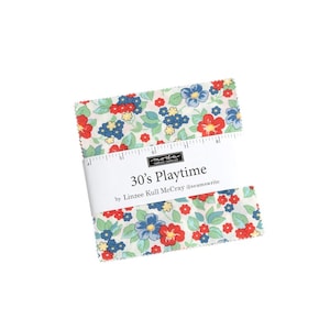 Może przedstawiać: Stos kwadratów materiału z kwiatowym wzorem w kolorze czerwonym, niebieskim i zielonym na kremowym tle. Etykieta głosi "30's Playtime" autorstwa Linzee Kull McCray. Kwadraty materiału są prawdopodobnie przeznaczone do pikowania lub innych projektów krawieckich.