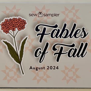 Peut inclure: Une carte rectangulaire au fond gris clair avec un motif d'étoiles rose pâle répétitif. Elle affiche le texte "sew sampler", "Fables of Fall" et "August 2024" en noir, ainsi qu'un graphique d'une fleur corail avec des feuilles vertes.