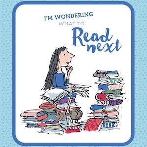 Może przedstawiać: Ilustracja dziewczyny zastanawiającej się, co czytać dalej, otoczonej stosami książek. Tekst "I'm wondering what to read next" znajduje się na górze. Obraz ma niebieską obwódkę i jasnoniebieskie tło.