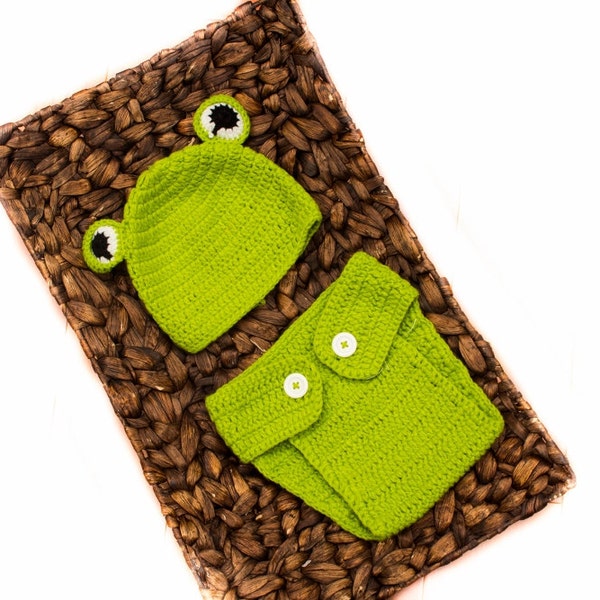 Baby, Toddler,  green frog hat and diaper cover set, baby photo prop, Baby Shower Gift.