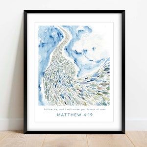 Pu&ograve; includere: Un dipinto ad acquerello di uno stormo di pesci che forma un percorso vorticoso nell'acqua. Il dipinto &egrave; in tonalit&agrave; di blu, verde e grigio. Il testo "Follow Me, and I will make you fishers of men MATTHEW 4:19" &egrave; scritto in fondo al dipinto.