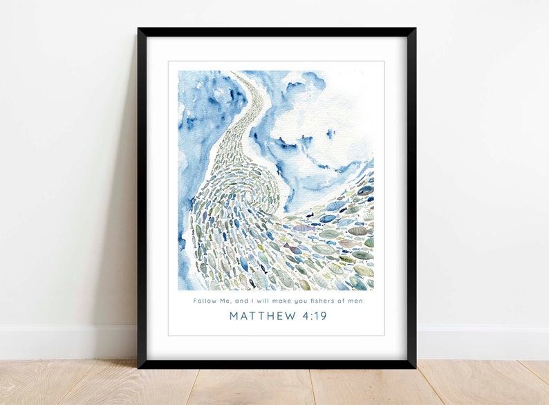 Pu&ograve; includere: Un dipinto ad acquerello di uno stormo di pesci che forma un percorso vorticoso nell'acqua. Il dipinto &egrave; in tonalit&agrave; di blu, verde e grigio. Il testo "Follow Me, and I will make you fishers of men MATTHEW 4:19" &egrave; scritto in fondo al dipinto.