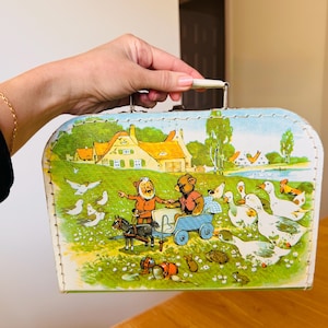 Preciosa maleta de cartón vintage de los años 50 para niños, hecha en Alemania. Incluye un enano, un oso y pequeños animales.