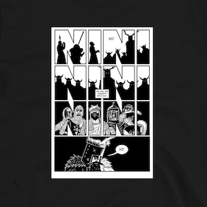 以下が含まれることがあります： 黒いTシャツ。白黒の漫画のデザインが特徴です。漫画は吹き出しのある中世のシーンを描いています。ウェブサイトのアドレスwww.paulsimic.comがTシャツの下部に印刷されています。