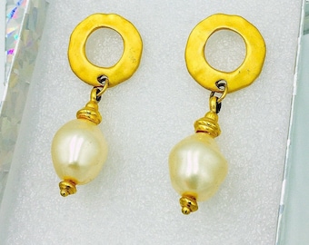 Vintage 1980 Bold Pearl Earrings,Dangling Large Faux White Baroque Pearls, Hammered Gold Earrings,Distinctive 80s Look,Collectable Jewelry