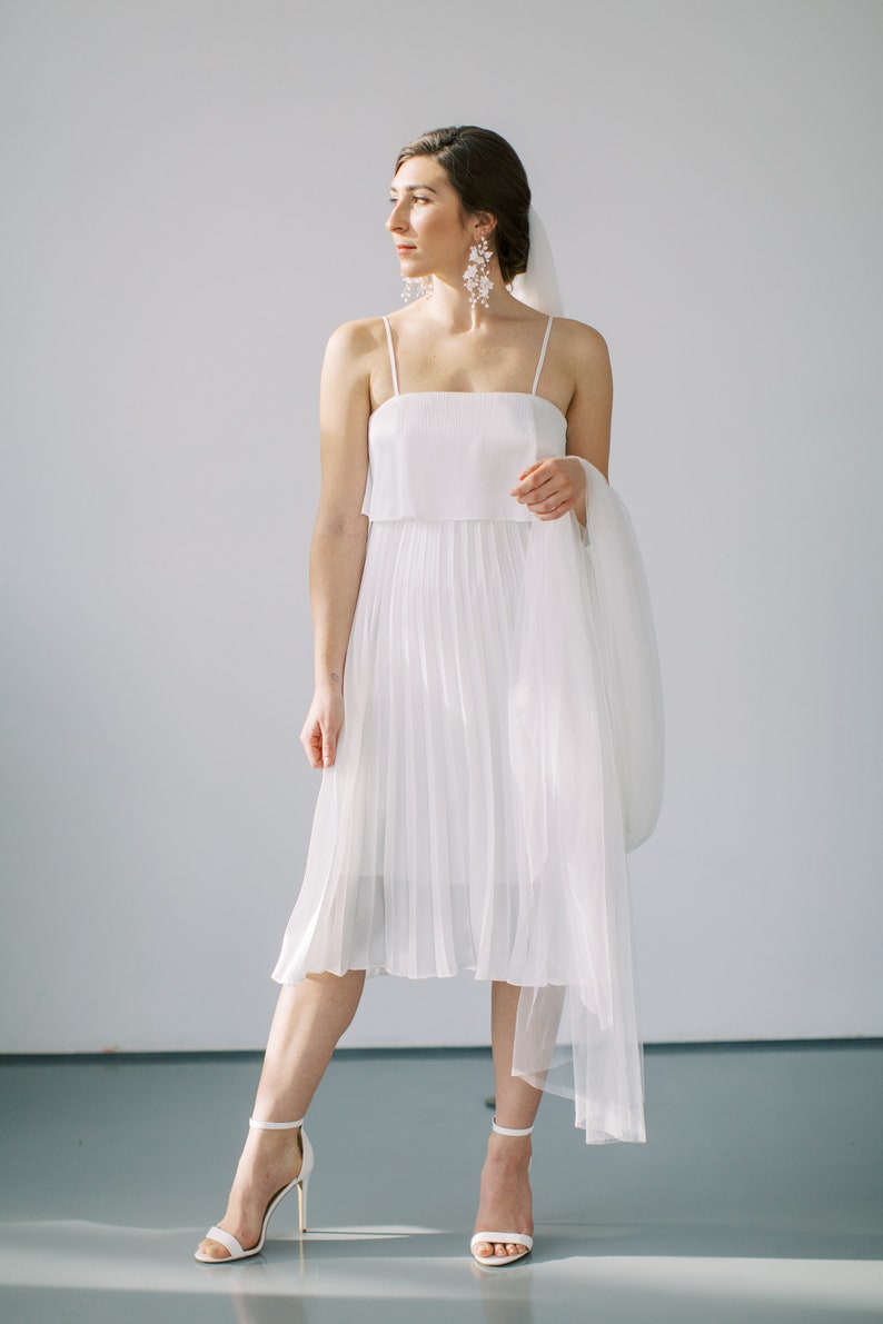 does the bride have to wear white to rehearsal dinner