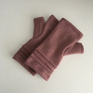 cashmere fingerless gloves / wrist warmers / driving gloves in milky pink
