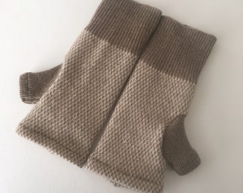 cashmere fingerless gloves / wrist warmers / driving gloves in beige and off white blends design