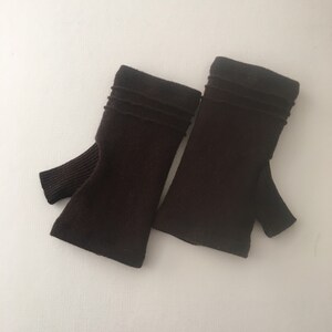 cashmere fingerless gloves / wrist warmers in very dark brown