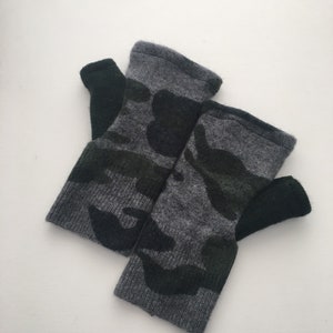cashmere fingerless gloves / wrist warmers / driving gloves in gray green with design
