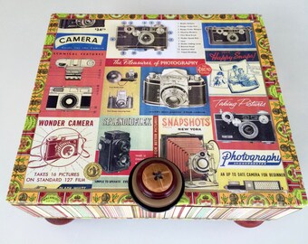 Caja de recuerdos con reliquias fotográficas: Caja de recuerdos con cámara embellecida