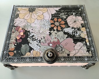 Caja de recuerdos floral: joyero decorativo y adornado