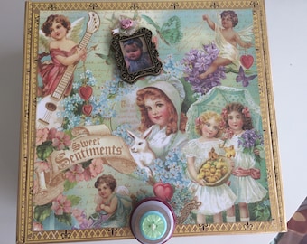 Caja de recuerdos "Sweet Sentiments": patas de metal y asa de botón