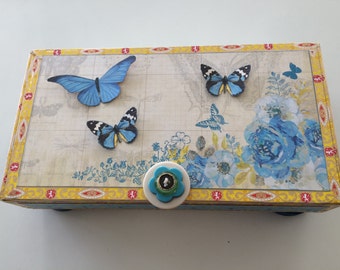 Caja de recuerdos de primavera con mariposas azules Caja de joyas Caja de recuerdos Caja de puros modificada única en su tipo Caja de almacenamiento Caja adornada Caja decorativa