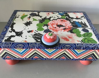 Caja de recuerdos con flores de verano: joyero decorativo de mediados de siglo