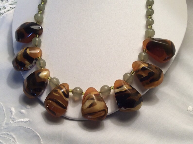 Fashion Accessory Statement Jewelry Exotic Jungle Safari Design Jewelry Vintage Animal Print Faux Agate Bead Necklace