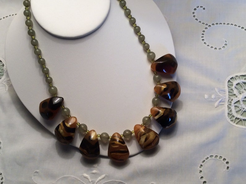 Fashion Accessory Statement Jewelry Exotic Jungle Safari Design Jewelry Vintage Animal Print Faux Agate Bead Necklace