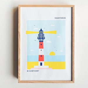 Può includere: Una stampa incorniciata di un faro con una torre a strisce rosse e bianche e un tetto blu. Il faro si trova su una spiaggia con un cielo giallo e le parole "VUURTOREN" e "NIEUWPOORT" sono stampate sotto il faro.