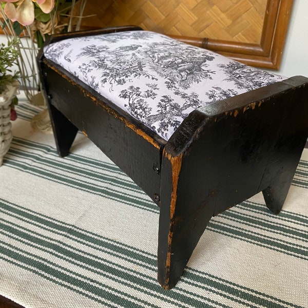 Escabeau primitif original CHIPPY peint en noir, jambe CRICKET antique, siège en tissu français, étagère de ferme rustique RISER, petit banc d'enfant