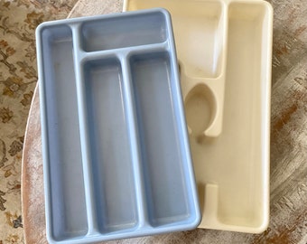 Par Rubbermaid Cajón Bandejas Vintage Estampado SINGLE Molde Utensilio Almacenamiento Retro Ecru Azul Claro CRAFT Oficina de Costura GARAJE Organizadores de Herramientas