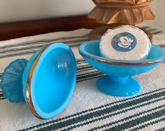 Paar BRISTOL Blau Glas SOCKEL Seifenschalen Vintage 1974 Avon Pressglas mit GOLD Zierleiste Vanity Badezimmer Display Schmuck Aufbewahrung