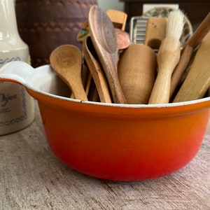 Casseruola in ghisa smaltata belga fiamma vintage arancia rossa che serve salsa piatto di formaggio BRIE stile Le Creuset rustico casale francese regalo