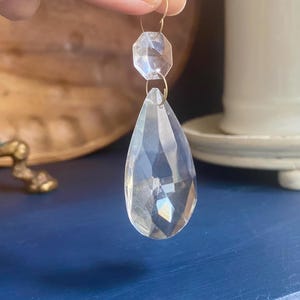 Op de afbeelding: Een set van drie keramische mokken met een gespikkelde, matte afwerking. De mokken zijn in crème, lichtgrijs en donkergrijs. Elke mok heeft een eenvoudig, minimalistisch ontwerp en een afgeronde handgreep.