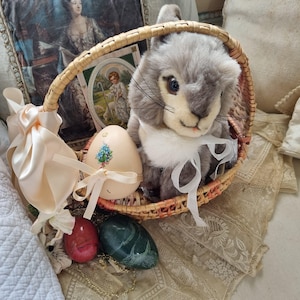 Lapin vintage Steiff dans un panier... Lapin de Pâques Dormili moelleux... Gros oeufs de Pâques en céramique... débris anciens et carton... panier en osier