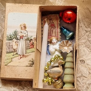 Kleine presentatiedoos antieke kerstengel ertsgebergte houten kerstboom scapulier kwikkralen decoraties ornamenten loden eend