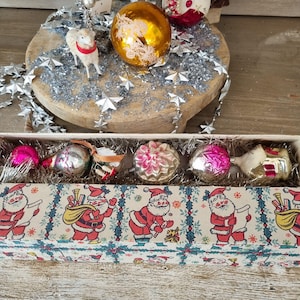 Antiker Weihnachtsbaumschmuck Ornamente set Federbaum Rosa Deutscher Brocante Weihnachtsbaumschmuck bezogen mit Papier Pappschachtel