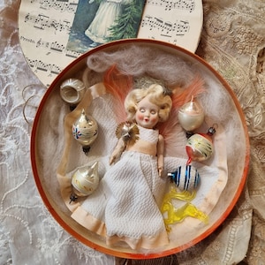 Vintage kerstpresentatiedoos met celluloid pop en mini-kerstversieringen ornamenten jaren 50/40 gesponnen katoen RAND antieke kaart