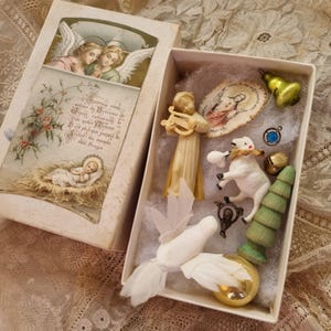 Vintage kerstpresentatiedoos met gesponnen katoenen DUIF.. Engel.. kleine kwikklokje...schapen...Ezerbirgen-boom...gouden glazen bol.meer