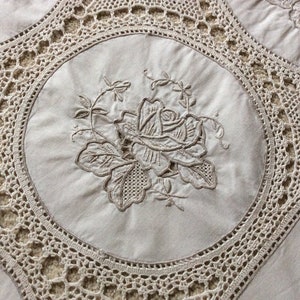 ヴィンテージ ハンドメイド マデイラ テーブルクロス - 刺繍入りラウンド - 細かい手作業のかぎ針編みボーダー - ローズスクエア