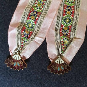 Viktorianische Seidenband Schärpe mit Zwei Messing Cloisonne Emaille Fächergewichte - Zentrales Schmetterlingsmuster