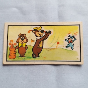 Cartão colecionável de confeitaria Barratt vintage - cartão doce - urso iogue e amigos da TV no clube de golfe - década de 1960