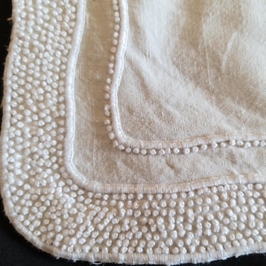 Couvre-lit en lin tissé antique, perles de rocaille brodées