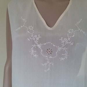 Robe brodée en mousseline des années 1920